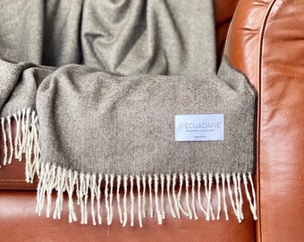Highland Herringbone-pläd | Filt i 100 % babyalpackaull - Hypoallergen lyxgåva, inredningsmaterial och kundgåvor | Ecuador