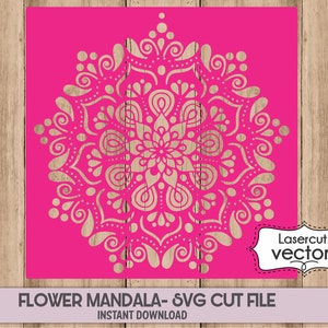 Puede incluir: Un archivo de corte digital rosa de un diseño de mandala de flor blanca. El diseño es intrincado y detallado, con una variedad de formas y patrones. El texto "FLOWER MANDALA - SVG CUT FILE" y "INSTANT DOWNLOAD" está en la parte inferior de la imagen.