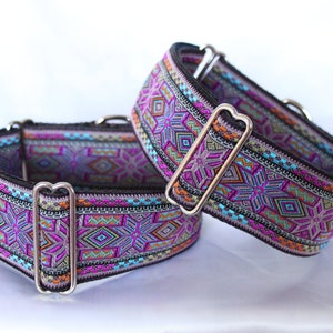 Può includere: Due collari per cani colorati con un motivo geometrico in tonalità di rosa, blu, verde e arancio. I collari hanno fibbie in metallo argentato.