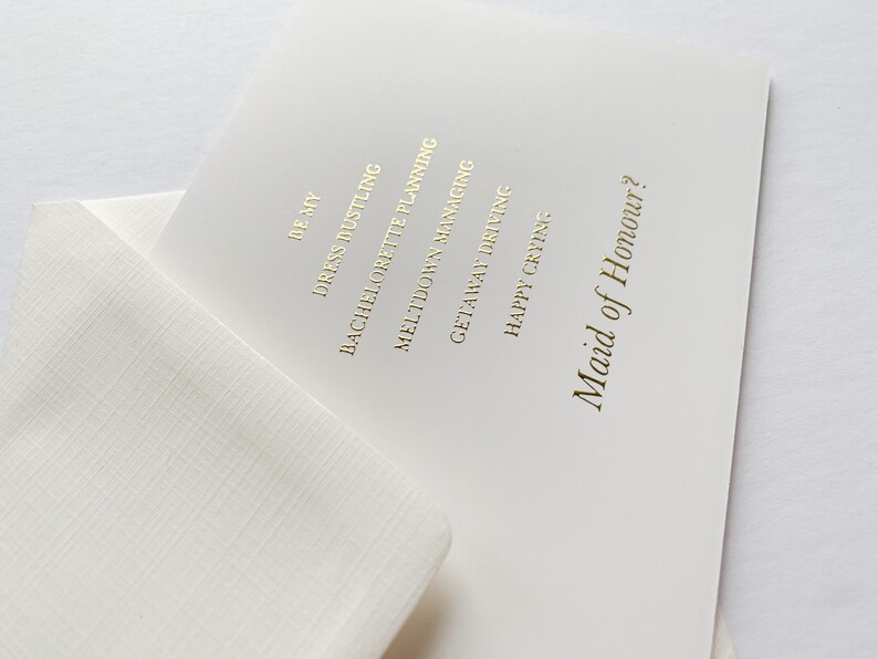 Puede incluir: Una tarjeta blanca con letras doradas que dice "De My Dress Hustling Bachelorette Planning Meltdown Managing Getaway Driving Happy Crying Maid of Honour?"