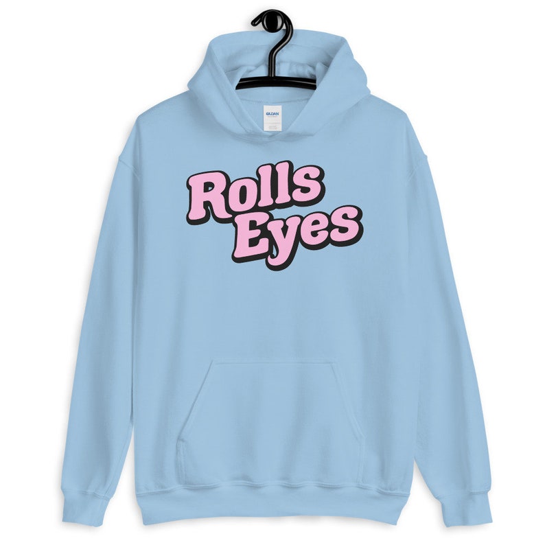 Puede incluir: Sudadera con capucha azul claro con un gr&aacute;fico rosa "Rolls Eyes" en la parte delantera.