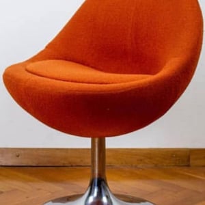 Silla de cóctel Space Age naranja diseñada por Borje Johanson, modelo Venus