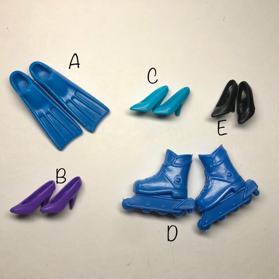 2 paires de petites chaussures pour petites poupées anciennes - Collection