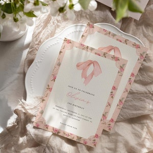 Pu&ograve; includere: Un invito floreale rosa con un fiocco di nastro rosa. L'invito recita "Unisciti a noi per celebrare il 2&deg; compleanno di Olivia. Mercoled&igrave; 1&deg; dicembre 2015 alle 15:00 presso la Collins Home in First Street, FL. A Jennifer. Per favore, indossa il rosa."