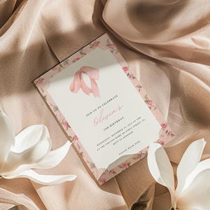 Pu&ograve; includere: Un invito floreale rosa con un fiocco di nastro rosa. L'invito recita "Unisciti a noi per celebrare il 2&deg; compleanno di Olivia. Mercoled&igrave; 18 dicembre 2019 alle 13:00 presso la casa dei Collins in First Street, FL. RSVP a Jennifer. Per favore, indossa il rosa."