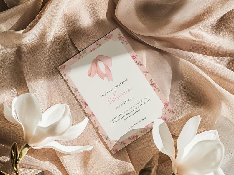 Pu&ograve; includere: Un invito floreale rosa con un fiocco di nastro rosa. L'invito recita "Unisciti a noi per celebrare il 2&deg; compleanno di Olivia. Mercoled&igrave; 18 dicembre 2019 alle 13:00 presso la casa dei Collins in First Street, FL. RSVP a Jennifer. Per favore, indossa il rosa."