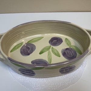 RARIDADE! Assadeira oval vintage de terracota pintada à mão - Motivo de ameixa - Assinada "hd" - Peça única em perfeito estado de conservação - Bandeja oval de 34 cm (13,5")