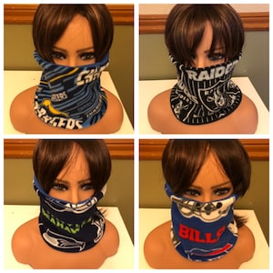 Puede incluir: Cuatro cuellos de lana polar con diferentes logotipos de equipos de la NFL. Los logotipos son Chargers, Raiders, Seahawks y Bills.