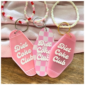 Porte-clés Diet Coke Club - Porte-clés en acrylique rose poudré, plat et à carreaux - Porte-clés girly pour les amateurs de sodas - Adorable breloque pour sac ou accessoire pour clé de voiture