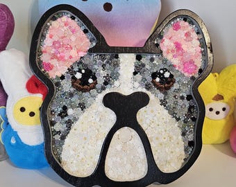 Bandeja de madera con forma de Boston Terrier, decorada con flores hechas con uñas y adornos de perlas pegadas a mano.