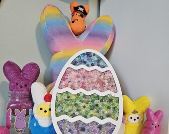Bandeja de madera para huevos de Pascua con flores decoradas con clavos, arte de pared artesanal (28 x 19 cm)