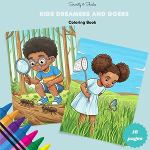 Op de afbeelding: Twee kleurboeken getiteld "KIDS DREAMERS AND DOERS" met illustraties van kinderen in de natuur. Eén kind bekijkt mieren met een vergrootglas, de ander vangt een vlinder met een net. De kleurboeken hebben 16 pagina's.