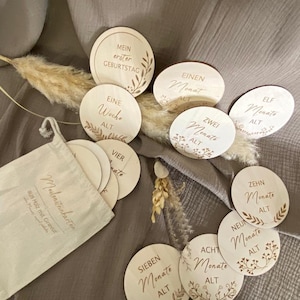 Baby Meilensteinkarten aus Holz - Mein erstes Jahr, 13 Meilensteinkarten inkl. Aufbewahrungsbeutel, Geschenk zur Geburt, personalisierbar
