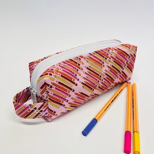 Etui met twee vakken, pennen, roze schoolinschrijving