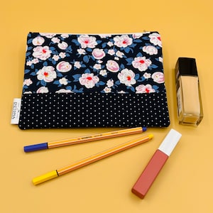 Astuccio fiori rose blu scuro piatto