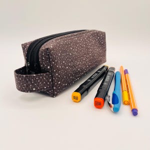 Zwarte etui met twee vakken grijze stippen voor herencadeau