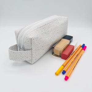Etui lichtgrijs met twee compartimenten grijze stippen voor heren cadeau