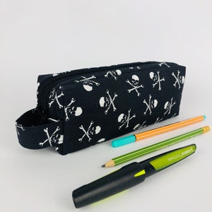 Etui met twee vakken schedel schedel zwart wit voor school kantoor wit zwart jongens etui jongens schedelbotten