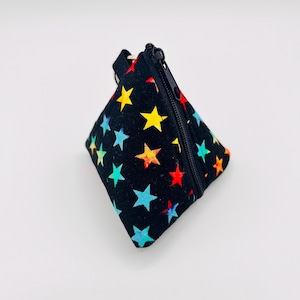 Kleine schwarze Tasche mit bunten Sternen Anhänger Schlüsselbund