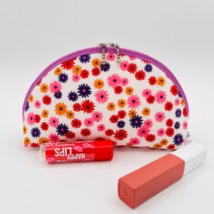 Piccola trousse con fiori bianco rosa realizzata in tessuto