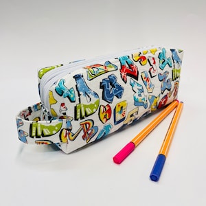 Etui met twee compartimenten graffiti lettertype letters wit kleurrijk school coole jonge jongens tieners etui doos etui