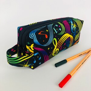 Astuccio con due scomparti, musica, colorati, foglietti dai colori vivaci, matite, scuola, ufficio, università, astuccio, astuccio, battito cardiaco, professioni, neon