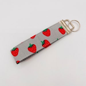 Graues Schlüsselband Erdbeeren Schlüsselanhänger kleines Geschenk Band