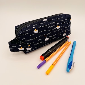 Donkerblauw etui voor kinderen met twee vakken papieren botenschepen