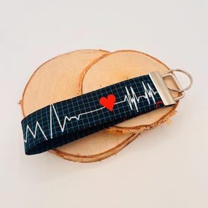 Schlüsselband EKG schwarz Herz weiß  Baumwolle Sommer Accessoire Geschenk Schlüsselbund Anhänger Band Schlaufe motiv Stoff Muster klein