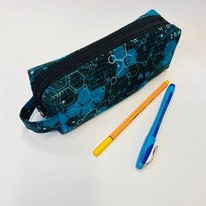 Etui met twee vakken natuurkunde scheikunde