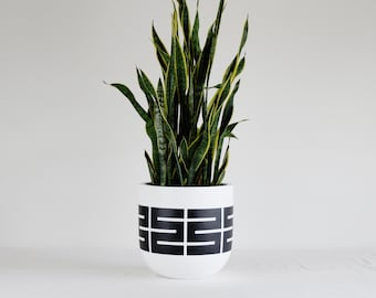 Black Spire Planter Pot, Minimalist Planters with Drainage Hole, Modern Garden Planter, Decorative Boho Plant Pot, Aesthetic Plant Decor