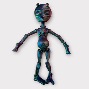 Handcrafted 9&quot; Articulated 3D Printed Alien Figurine - Color-Shifting Sci-Fi Creature for Desk Decor & Collectors