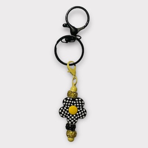 Checkered Flower Keychain | Black and Yellow Daisy Charm | Beaded Bag Charm | Retro Floral Keychain | Checkerboard Accessory | Trendy Gift