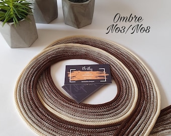 Puede incluir: Primer plano de un cordón de color marrón y beige degradado con una tarjeta de visita que dice "Kikpi". El cordón está dispuesto en círculo y tiene un degradado de color de marrón a beige. El texto "Ombre No3/No8" está escrito en negro sobre fondo blanco.