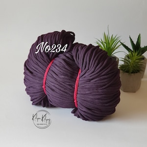 Pode incluir: Dois rolos de cordão de algodão roxo escuro, etiquetados com "No234".