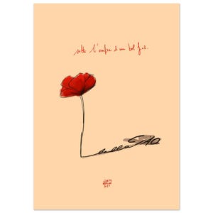 Può includere: Stampa d'arte digitale con un papavero rosso con un lungo e sottile stelo. L'ombra del fiore forma la scritta "bella ciao". Il testo "sotto l'ombra di un bel fior" è scritto in rosso sopra.