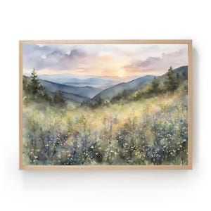 Könnte beinhalten: Ein Aquarellgemälde einer Berglandschaft mit einem Sonnenuntergang im Hintergrund. Im Vordergrund befindet sich ein Feld mit Wildblumen in Violett-, Rosa- und Weißtönen. Die Berge sind in der Ferne in einem nebeligen Blau gehalten.