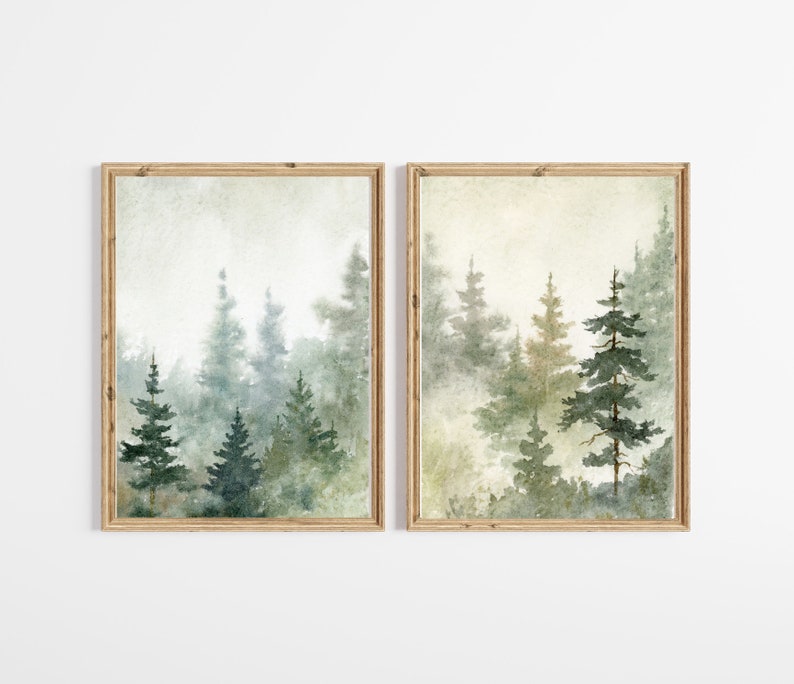 Puede incluir: Un conjunto de dos pinturas de acuarela enmarcadas que representan una escena de bosque brumoso con altos &aacute;rboles de hoja perenne en tonos de verde y marr&oacute;n.