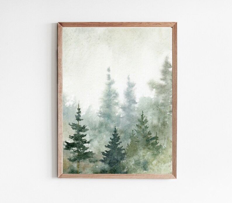 Puede incluir: Una pintura de acuarela de una escena de bosque brumoso con altos &aacute;rboles de hoja perenne en tonos de verde y gris.