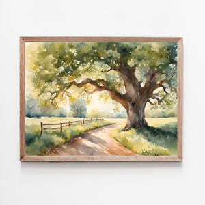 Puede incluir: Una pintura de acuarela de un gran &aacute;rbol verde con un camino de tierra que conduce a trav&eacute;s de un campo. El &aacute;rbol est&aacute; en el centro de la pintura y sus ramas se extienden sobre el camino. El camino est&aacute; bordeado por una valla de madera y hay un campo de hierba verde a cada lado del camino.