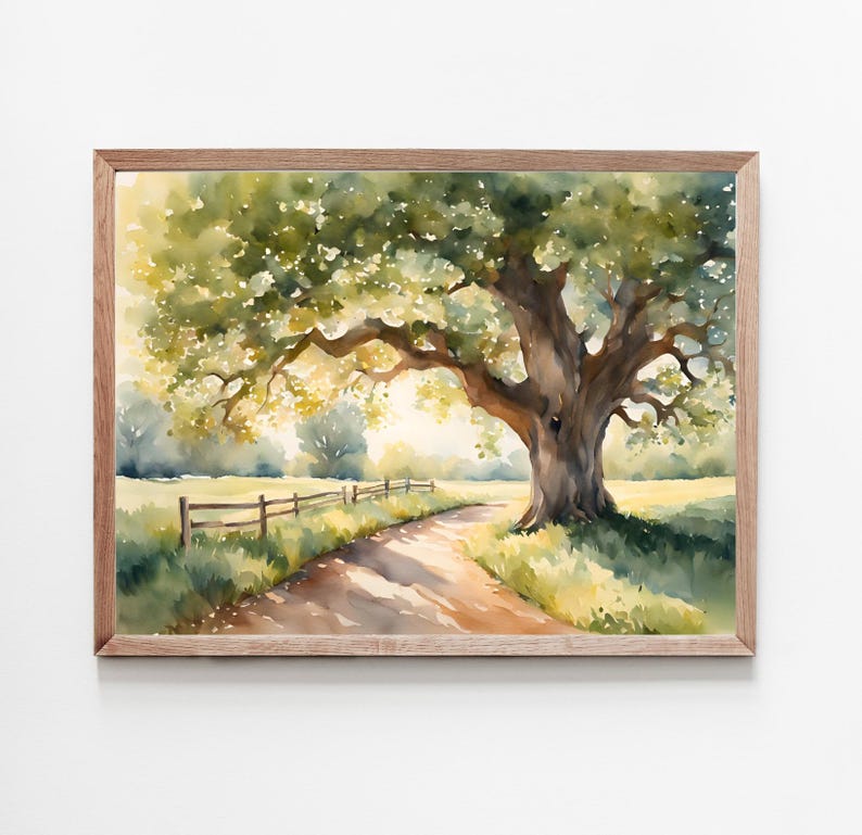Puede incluir: Una pintura de acuarela de un gran &aacute;rbol verde con un camino de tierra que conduce a trav&eacute;s de un campo. El &aacute;rbol est&aacute; en el centro de la pintura y sus ramas se extienden sobre el camino. El camino est&aacute; bordeado por una valla de madera y hay un campo de hierba verde a cada lado del camino.