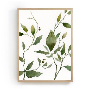 Puede incluir: Una pintura de acuarela de hojas verdes y ramas sobre un fondo blanco. Las hojas est&aacute;n pintadas en un estilo suelto y fluido, y las ramas son delgadas y delicadas. La pintura est&aacute; enmarcada en un marco de madera natural.