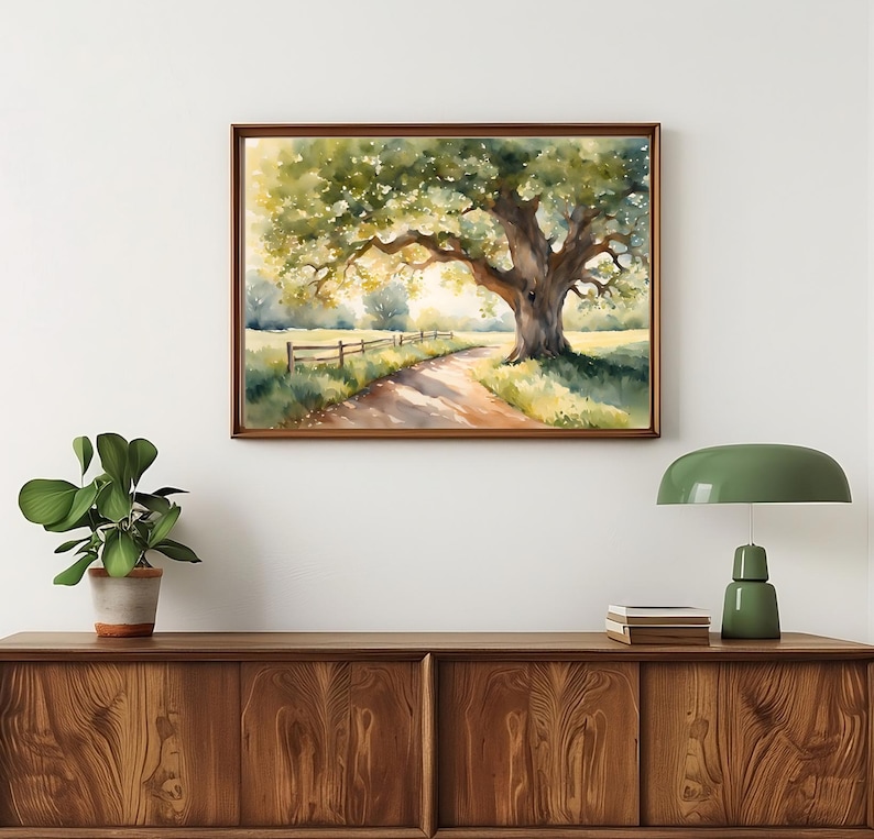 Puede incluir: Pintura acuarela de un gran &aacute;rbol con un camino sinuoso que conduce a &eacute;l. El &aacute;rbol est&aacute; en el centro de la pintura y tiene un tronco y ramas gruesas. El camino est&aacute; bordeado por una valla de madera y conduce a un campo de hierba verde. La pintura est&aacute; enmarcada en un marco marr&oacute;n.