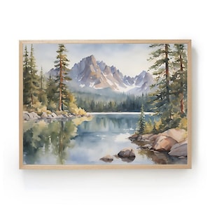 Könnte beinhalten: Ein Aquarellbild einer Bergseenlandschaft. Der See ist von Bäumen und Bergen umgeben. Das Wasser ist hellblau und spiegelt den Himmel und die Berge wider. Die Berge sind hellgrau und haben Schnee auf ihren Gipfeln. Die Bäume sind dunkelgrün und hauptsächlich Nadelbäume.