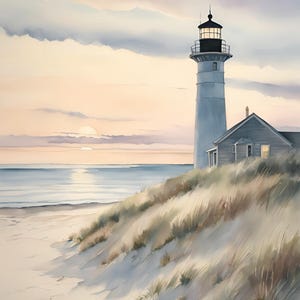 Könnte beinhalten: Ein weißer Leuchtturm mit schwarzem Dach steht hoch auf einem Sandstrand mit hohem Gras. Die Sonne geht im Hintergrund über dem Meer unter und wirft einen warmen Schein auf die Szene.