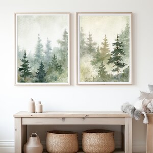Puede incluir: Dos pinturas de acuarela enmarcadas que representan una escena de bosque con &aacute;rboles verdes y un fondo brumoso.