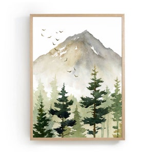 Puede incluir: Pintura acuarela de una cordillera con un bosque en primer plano. La monta&ntilde;a es de color marr&oacute;n claro con un toque de verde y gris. El bosque es de color verde oscuro con algunos &aacute;rboles de color verde m&aacute;s claro. El cielo es de color azul claro con algunas nubes blancas. Hay algunas aves volando en el cielo.