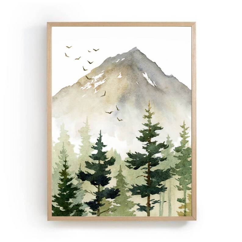Puede incluir: Pintura acuarela de una cordillera con un bosque en primer plano. La monta&ntilde;a es de color marr&oacute;n claro con un toque de verde y gris. El bosque es de color verde oscuro con algunos &aacute;rboles de color verde m&aacute;s claro. El cielo es de color azul claro con algunas nubes blancas. Hay algunas aves volando en el cielo.