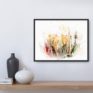 K&ouml;nnte beinhalten: Abstrakte Aquarellmalerei eines Feldes mit gelben, orangefarbenen und gr&uuml;nen Wildblumen vor wei&szlig;em Hintergrund.