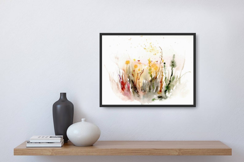 K&ouml;nnte beinhalten: Abstrakte Aquarellmalerei eines Feldes mit gelben, orangefarbenen und gr&uuml;nen Wildblumen vor wei&szlig;em Hintergrund.
